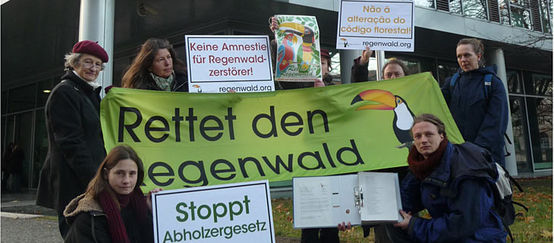 Rettet den Regenwald demonstrierte vor brasilianischer Botschaft gegen Waldgesetz Demonstranten halten Transparente gegen Waldgesetz vor brasilianischer Botschaft