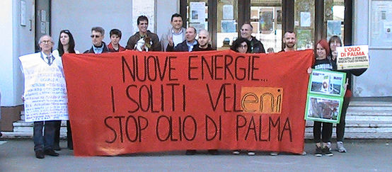 Gemeinsame Aktion von Earth Riot, Zeroenergy Veneto, Antispecisti Pratesi und Rettet den Regenwald (Salviamo la Foresta) in Marghera bei Venedig (© Earth Riot) Umweltschützer mit ihren Protestbannern vor dem Rathaus von Maghera