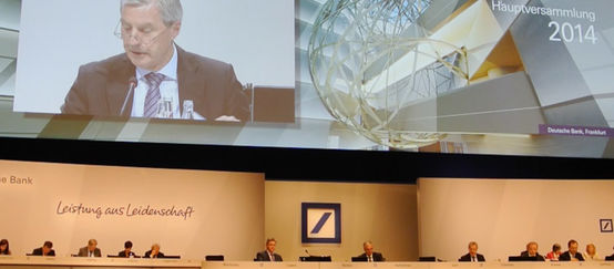 Deutsche Bank-Chef Fitschen während der Hauptversammlung auf dem Podium