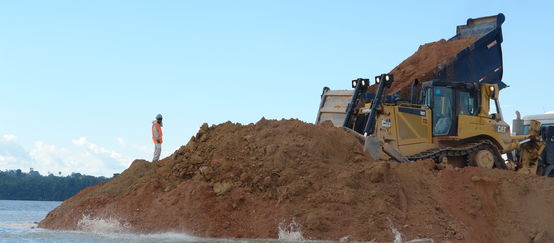 Für den Riesenstaudamm Belo Monte wird tonnenweise Erde bewegt (Foto: V. Glass) Bagger und Bauarbeiter am Amazonas-Nebenfluss Xingu