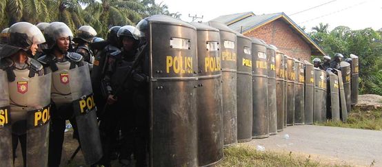 Die Polizei riegelte den Zugang zur Palmölplantage von Asiatic Persada ab (© Feri) Polizeibrigade in Indonesien auf einer Palmöl-Plantage