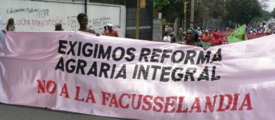 Bauern kämpfen mit einem großen Banner für Umverteilung des Landes