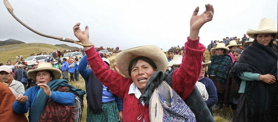 Eine Frau hebt ihre Hände und protestiert mit anderen Bauern in Cajamarca