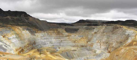 Bauern in Cajamarca betrachten Verwüstung durch Bergbau Bauern stehen am Rande des Gold-Tagebaus