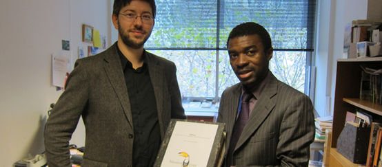 Sylvain Harmat übergibt die 58.000 Unterschriften der Petition an Lazare Eloundou Assomo, Leiter des Afrika-Referates des UNESCO-Welterbezentrums