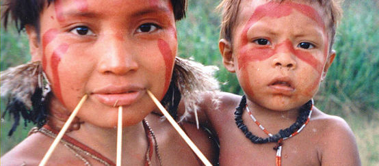 Die Yanonami sind eins der 240 Indianervölker Brasiliens ( © Wikimedia/Cmacauley (CC BY-SA 3.0) ) (© Wikimedia/Cmacauley (CC BY-SA 3.0)) Yanomami mit Kind