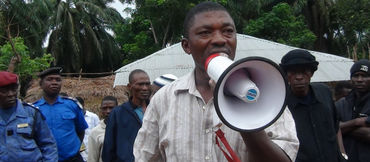 Einwohner protestiert mit Megafon in der Hand