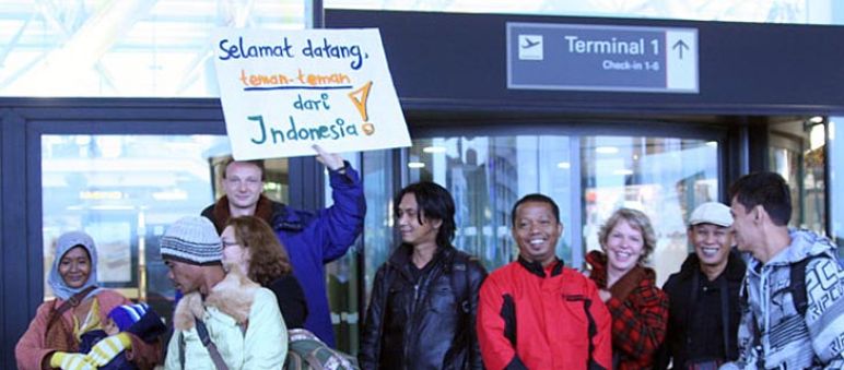 Die Indonesische Delegation am Hamburger Flughafen Indonesische Delegation vor dem Hamburger Flughafen