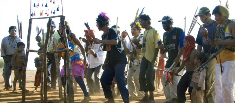 Die indigenen Guarani kämpfen für ihr Recht auf Land und ein würdevolles Leben Indigene protestieren mit Rasseln und in traditioneller Aufmachung