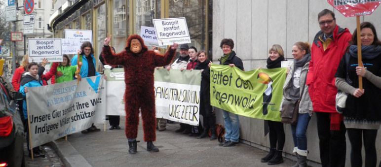 Demo gegen Palmöllobby vor dem Kempinski Hotel in Berlin