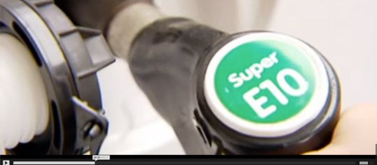 Durch die Biosprit-Politik der EU werden weltweit Regenwälder gerodet. Orang-Utans verlieren ihren Lebensraum (Fotomontage SOB - IAR Indonesia) Zapfhahn für E10 an einer Tankstelle