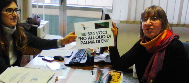 86.524 Unterschriften aus aller Welt an italienische Regierung übergeben Die Aktivistin Gianna del Fabbro (links) übergibt der Mitarbeiterin im italienischen Umweltministerium, Francesca Santolini, (rechts) die Petition gegen Palmöldiesel