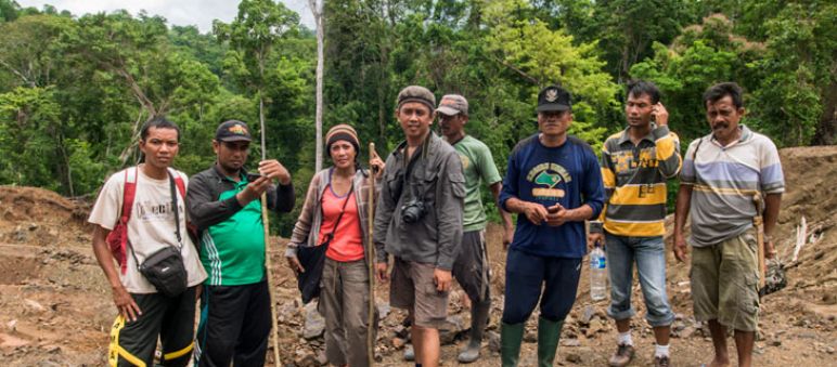 Sie haben den Regenwald in Tojo gerettet: Andika und die Dorfbewohner von Betaua Andika und Dorfbewohner vor dem geretteten Regenwald in Sulawesi