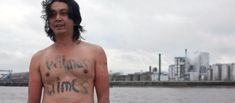"Wilmar Crimes" - Feris Protest mit vollem Körpereinsatz Feris protestiert mit "Wilmar crimes" auf seiner Brust geschrieben