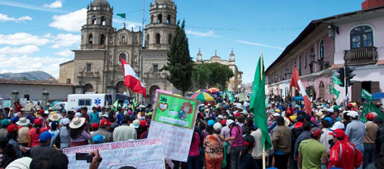 Demo in Cajamarca - alle sind gegen Conga (Foto: Gruifdes) Demonstration gegen Bergbau auf dem Plaza de Armas in Cajamarca