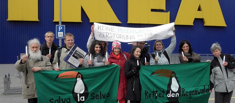 Trotz 28.000 Unterschriften zeigt sich der Einrichtungskonzern uneinsichtig Mitarbeiter und Unterstützer von Rettet den Regenwald vor einer Ikea-Fliale in Berlin