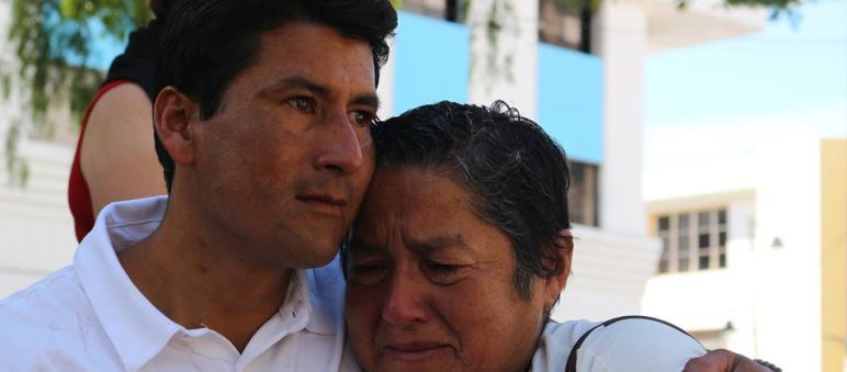 Javier Ramírez mit seiner Mutter nach seiner Freilassung aus dem Gefängnis Javier Ramírez umarmt seine Mutter