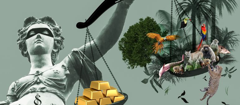 In Justicias Hand die Waagschalen mit Gold auf der einen und Regenwald auf der anderen Seite. Das Gold ist schwerer.