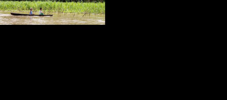 Der Amazonas ist die Lebensader der Bewohner von Tamshiyacu – und ihre einzige Verbindung zur Außenwelt Zwei Kinder fahren auf dem Amazonas-Fluss Boot