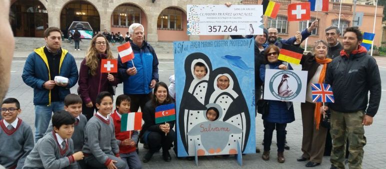 Wirkungsvoller Protest: Übergabe von Unterschriften zum Schutz der Pinguine Übergabe der Petitionen zum Schutz der Pinguine