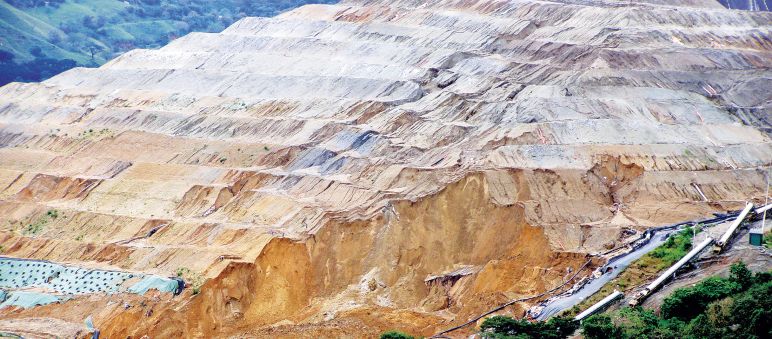 Goldabbau zerstört die Umwelt. Die Bellavista-Mine im Regenwald von Costa Rica musste nach schweren Bergrutschen stillgelegt werden Bellavista-Goldmine in Costa Rica