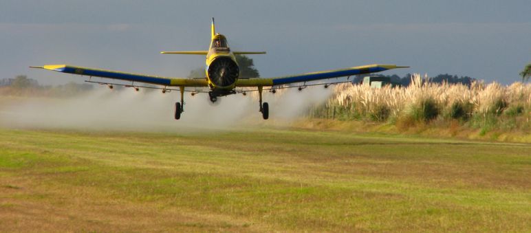 Flugzeug sprüht Glyphosat auf Acker