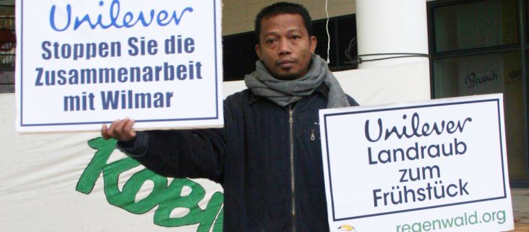 Nordin in Hamburg 2011 Nordin hält Demo Plakate gegen Unilver hoch