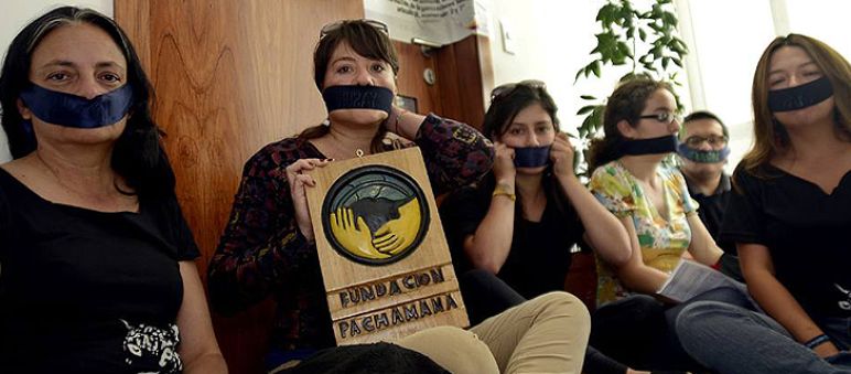 Stummer Protest der Umweltschützer und Menschenrechtler in Quito Sechs Umweltschützer und Menschenrechtler haben aus Protest ihre Münder mit Klebeband verklebt