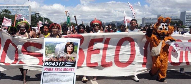Indigene protestieren gegen Belo Monte in der Hauptstadt Brasilia Indigene auf Demonstration mit Banner gegen Belo Monte