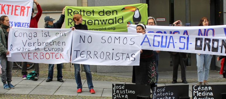 Protestkundgebung vor peruanischer Botschaft in Berlin, 20.7.2012 (Foto: Minka Perú) Demonstranten halten Transparente gegen die Conga-Mine in Peru vor peruanischer Botschaft