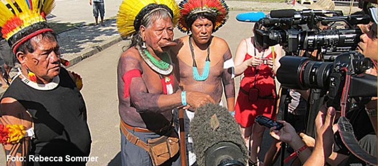 Die indigenen Gruppen am Xingu wehren sich erbittert gegen Belo Monte Häuptling Raoni gibt mit Federschmuck und Kriegsbemalung ein Interview