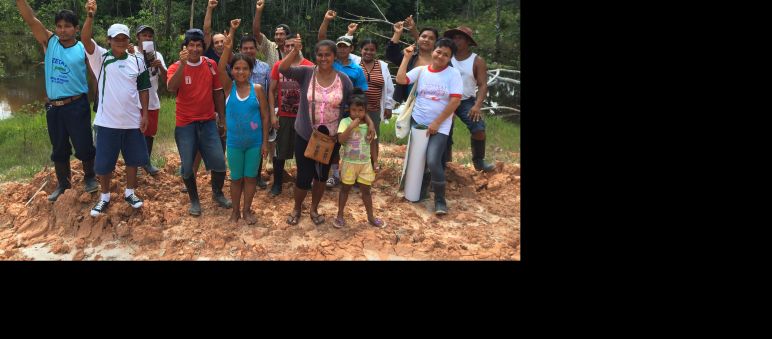 Entschlossen verteidigen die Bewohner von Tamshiyacu ihren Wald – für die Schutzgebiete markieren sie Grenzbäume (Foto ganz unten) Bewohner von Tamshiyacu