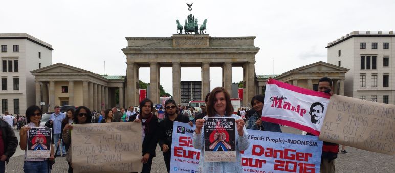 HeidelbergCement raus aus dem Kendeng Karst! RdR mit Band Simponi vor dem Brandenburger Tor