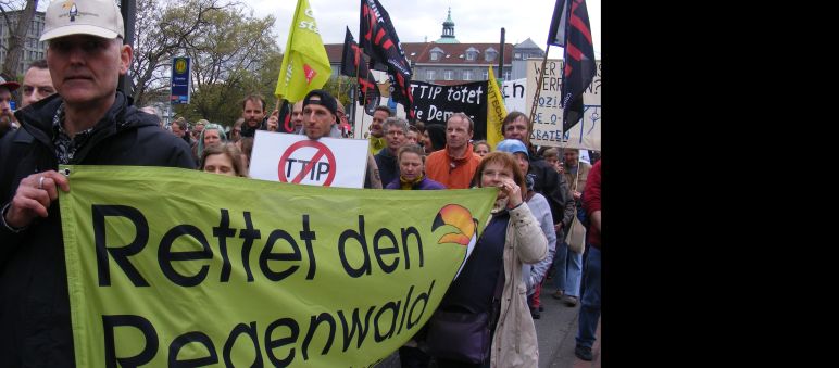 Die Mehrheit ist gegen TTIP. Demo beim Obama-Besuch in Hannover Aktivisten von Rettet den Regenwald tragen ein großes Banner