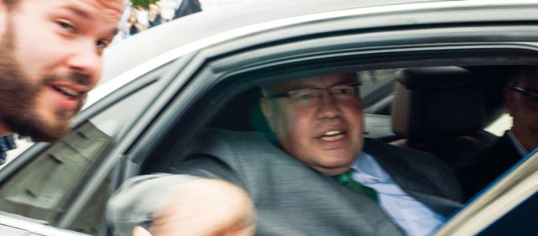 David Vollrath von Rettet den Regenwald übergibt 80.000 Unterschriften gegen Agrosprit an Umweltminister Altmaier David Vollrath von Rettet den Regenwald reicht Umweltminister Peter Altmeier die Unterschriften durchs Autofenster