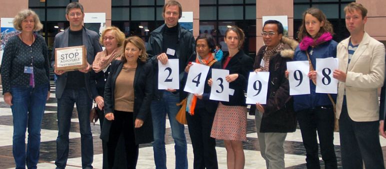 Übergabe von 243.998 Bürgerstimmen gegen Agrosprit an das EU-Parlament zusammen mit 6 NROs Umweltschützer halten Plakate mit der Anzahl der gesammelten Protestunterschriften in Straßburg in die Kamera