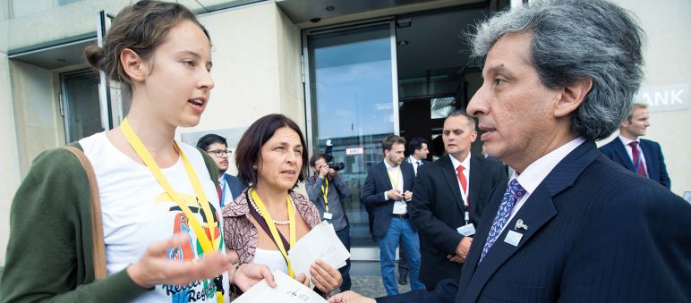 Wir diskutieren mit Perus Umweltminister (rechts) über Rodungen in Amazonien und übergeben 139.000 Unterschriften Lea Horak von Rettet den Regenwald übergibt Perus Umweltminister Pulgar Vidal Unterschriften gegen Regenwaldabholzung