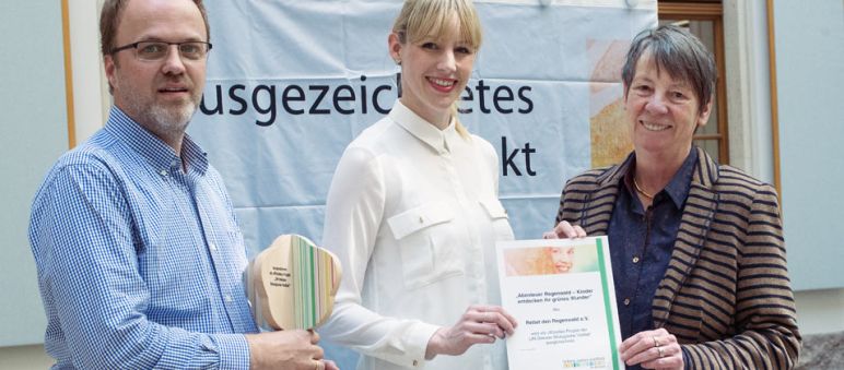 Bundesumweltministerin Hendricks übergibt Urkunde