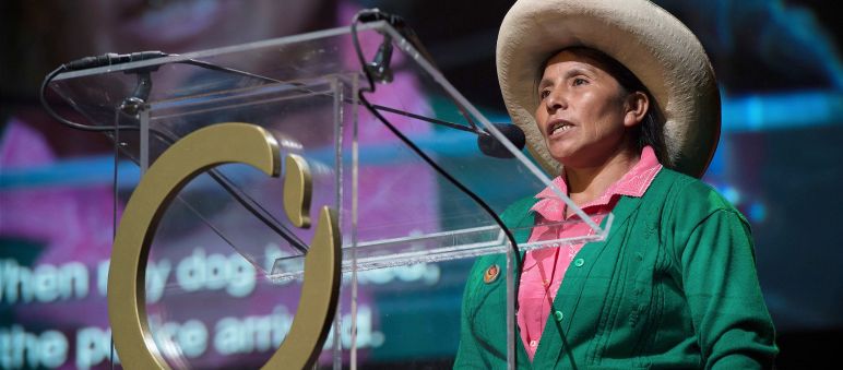 Máxima Acuña auf der Bühne