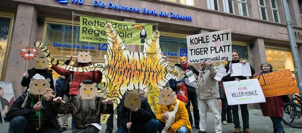 Foto: Christine Denck Demonstranten mit Papp-Tiger vor der Deutschen Bank in Berlin