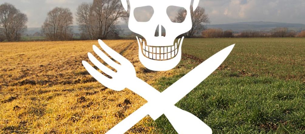 Ein Totenkopfprint mit Besteck-Knochen über den toten Feldern