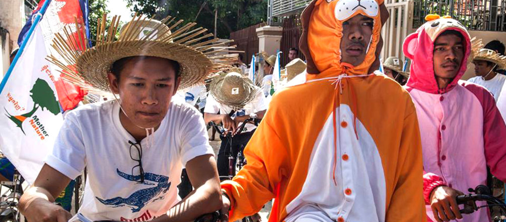 Junge Aktivisten demonstrieren sehr einfallsreich für ihr artenreiches Areng-Tal (Foto: Cambodian Legal Education Center (CLEC) Demonstranten in Tierkostümen auf Fahrrädern in Kambodscha