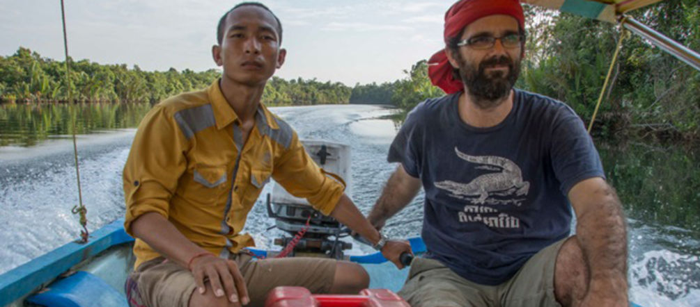 Mother Nature-Gründer Sun Mala und Alejandro Gonzalez-Davidson unterwegs auf dem Areng-Fluss Foto: Rod Harbinson Sun Mala und Alejandro Gonzalez-Davidson von Mother Nauture im Boot auf dem Areng-Fluss