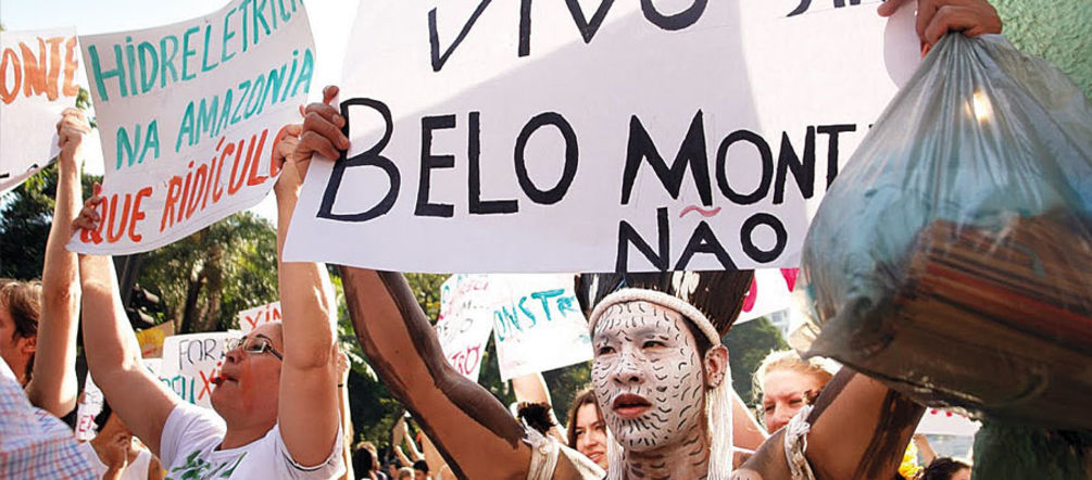 Indigene Proteste gegen Belo Monte in Brasilien Indigene demonstrieren mit Plakaten gegen Belo-Monte Staudamm