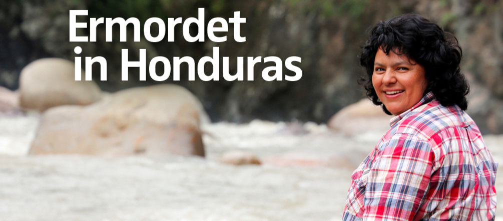 Das Staudammprojekt Agua Zarca in Honduras forderte das Leben der Aktivistin Berta Cáceres Die Umweltaktivistin Berta Cáceres sitzt auf einem Stein am Fluss und blickt über ihre Schulter in die Kamera