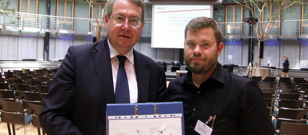 Bruno Wenn (li.) von der DEG verspricht Überprüfung Bruno Wenn von der DEG mit einem Mitarbeiter von Rettet den Regenwald e.V