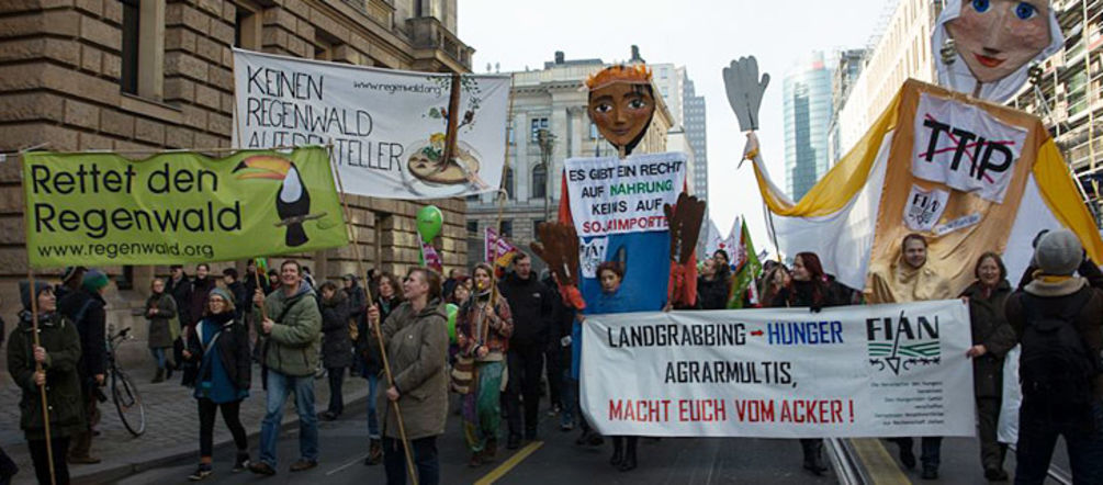 Foto: Christine Denck Demonstranten mit Banner von Rettet den Regenwald