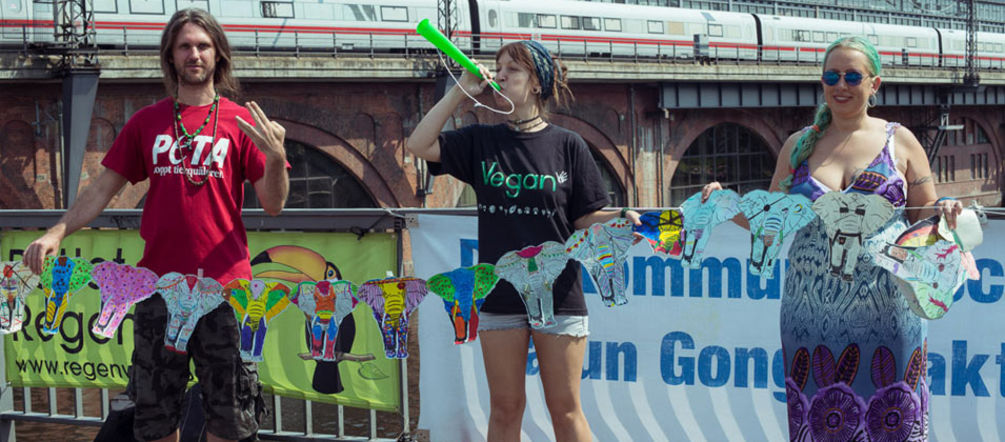 Auf der Berliner Kottwitzbrücke haben wir uns mit Plakaten und einer Elefanten-Kette lautstark für den Schutz der Dickhäuter eingesetzt Demonstranten auf der Kottwitzbrücke mit einer Elefantengirlande