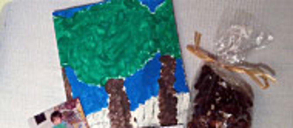 Familie Eden hat ein Bild gemalt und Lebkuchen gebacken Gemalte Bilder von Kindern für die Indonesische Delegation