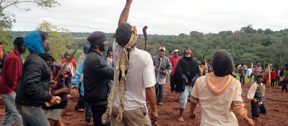 „Wo sollen wir Avá denn hin? Dies ist unser Ort. Wenn sie uns vertreiben, werden wir zurückkehren“, bekräftigt Häuptling Ramón López. Foto: Conapi Die Eingeborenen des Avá Guaraní Stammes tanzen auf den Ruinen ihres zerstörten Tempels